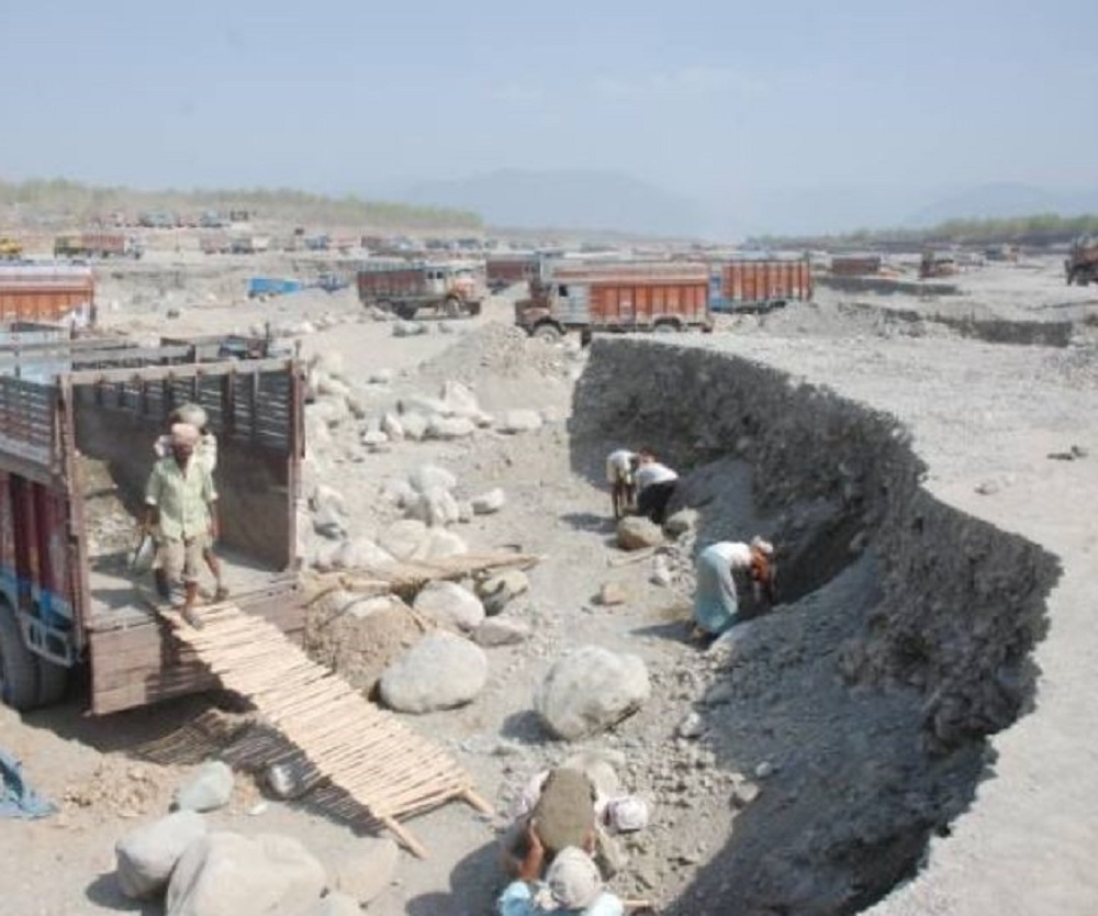 लालकुआं में गौला नदी नहीं खुलने से मजदूर और कर्जदार गरीब वाहन मालिक बदहाली के कगार पर: