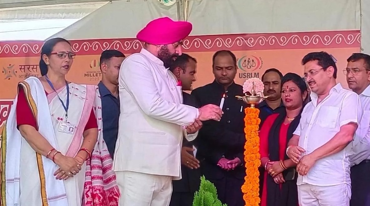 मेला में स्वयं सहायता समूहों के स्टॉलों का किया निरीक्षण :  राज्यपाल