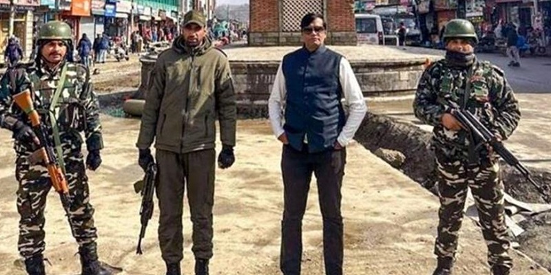 पीएमओ का फर्जी अफसर किरण पटेल को जम्मू-कश्मीर से अहमदाबाद लेकर आई गुजरात पुलिस: