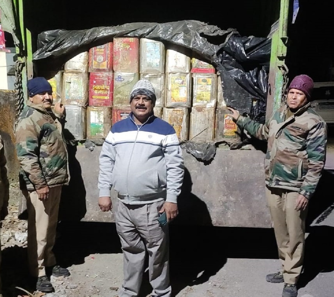  हल्द्वानी वन प्रभाग की टीम ने आज बड़ी की कार्यवाही, काठगोदाम स्थित हाइडल गेट के पास एक लीसा से लदा ट्रक को पकड़ा.