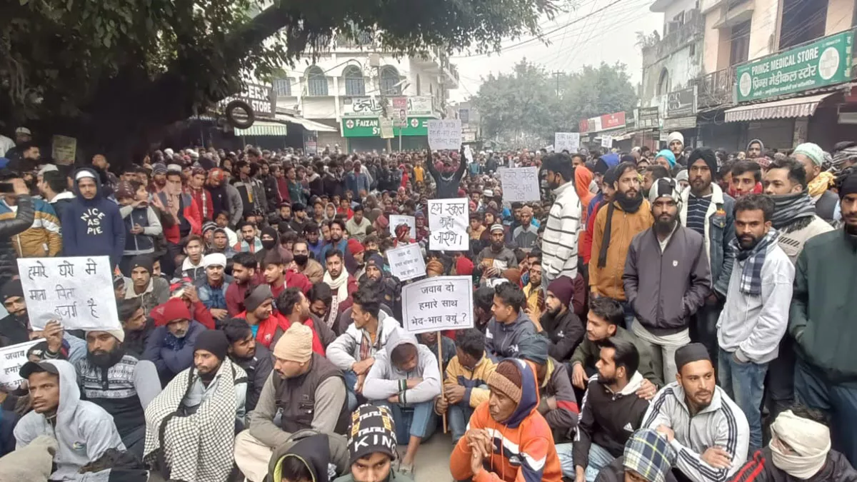 बनभूलपुरा का अतिक्रमण हटाने की तैयारी शुरू, थाने के आगे धरने पर बैठे सैकड़ों लोग: हल्द्वानी
