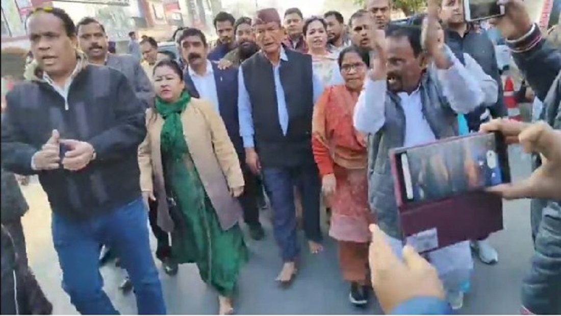 उत्तराखंड पूर्व मुख्यमंत्री ने बेरोजगारों के साथ एकजुटता व्यक्त करने के लिए चले नंगे पांव: हरदा
