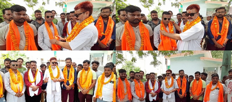 नवनियुक्त पदाधिकारी को प्रांतीय अध्यक्ष संजय चोपड़ा द्वारा फूल माला पहनकर किया गया स्वागत..