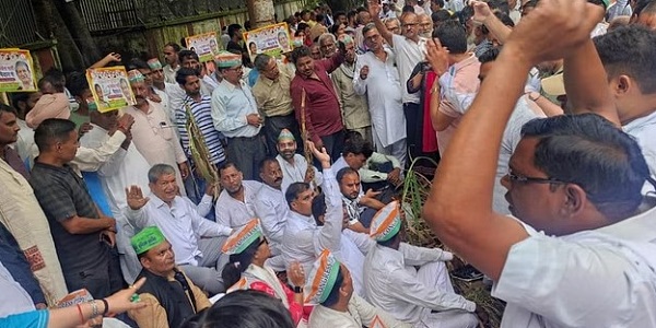 “कांग्रेसियों का प्रदर्शन पुलिस द्वारा रोका, हरीश रावत पहुंचे धरना स्थल”