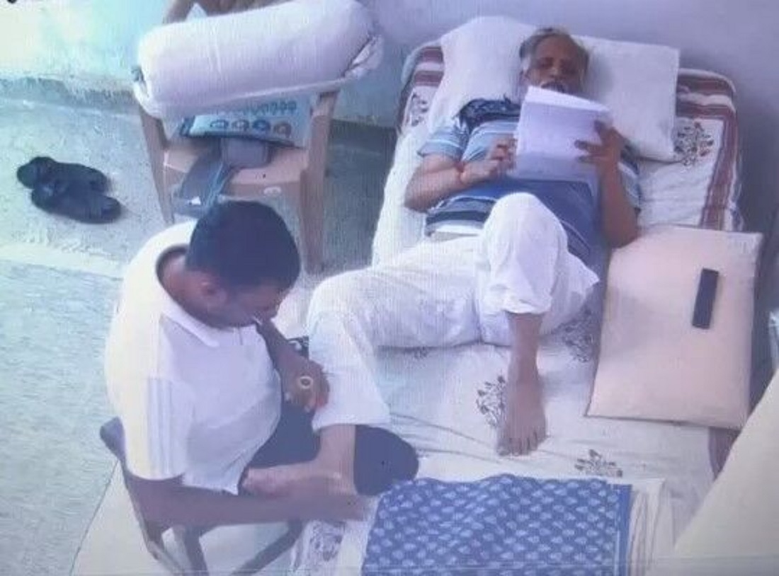 दिल्ली: चुस्त और दुरुस्त बने रहने के लिए स्वास्थ्य मंत्री सत्येंद्र जैन तिहाड़ जेल के भीतर भी अपनी जमकर करारे मसाज.