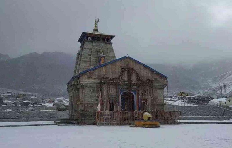 उत्तराखंड में बाबा के धाम में जमकर बर्फबारी, आज के लिए यात्रा रोकी: