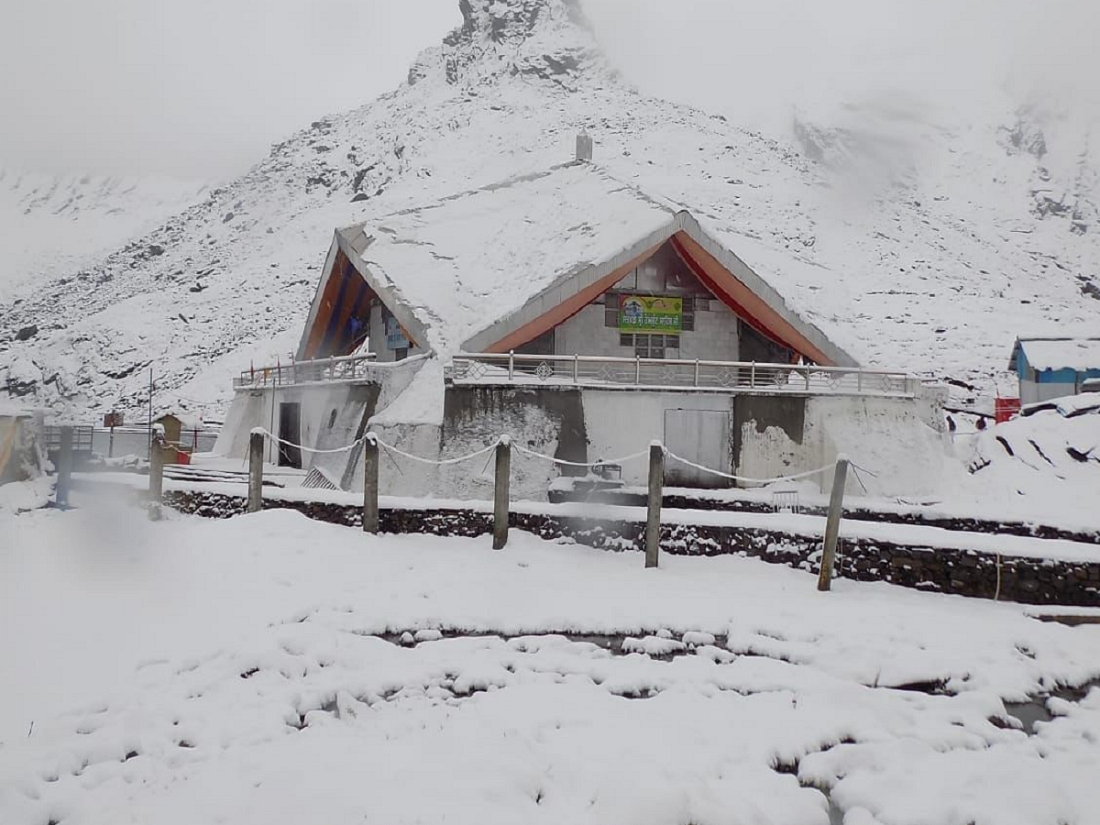 उत्तराखंड में भारी बर्फबारी के कारण हेमकुंड साहिब की यात्रा में रोक, मौसम खुलने के बाद ही यात्रा होगी शुरू.