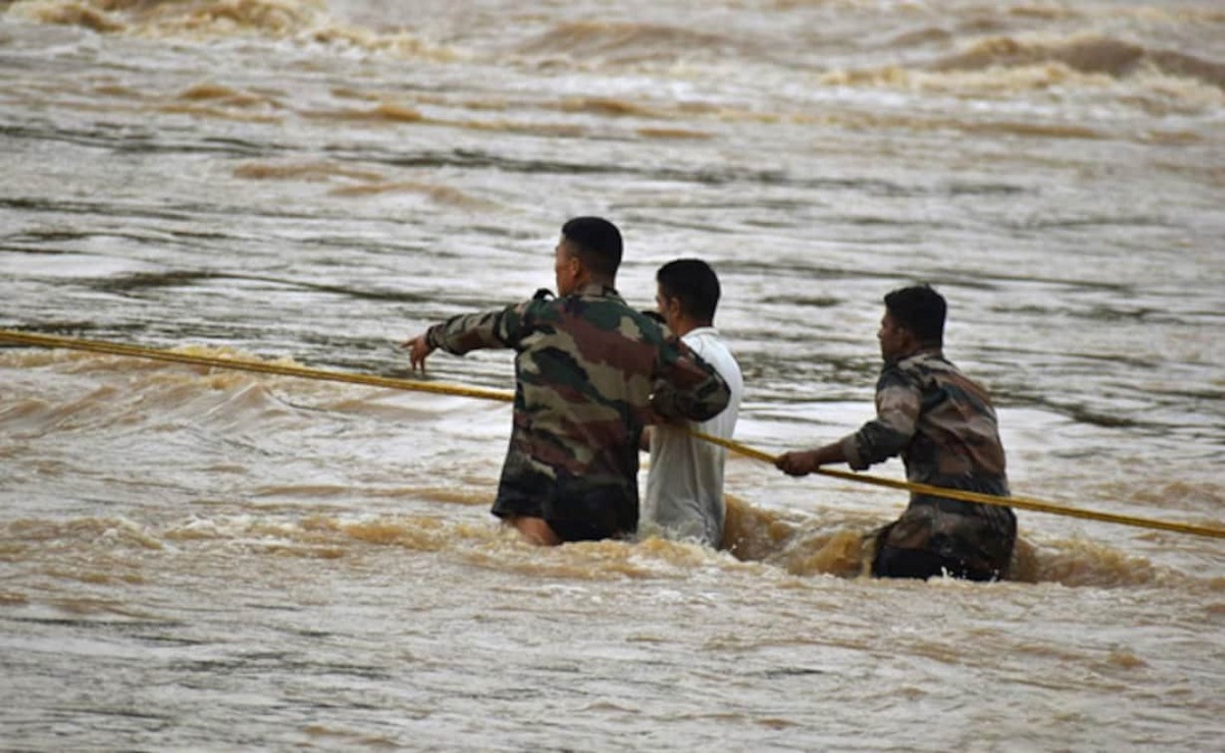 हिमाचल प्रदेश: मंडी में अचानक आई बाढ़ और भूस्खलन से 14 लोगों की मौत की आशंका, एयरपोर्ट में भी घुसा पानी.