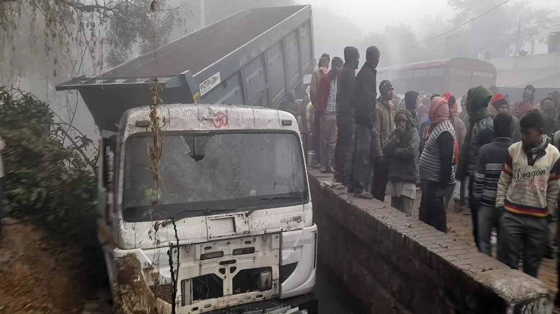 उत्तरप्रदेश: कोहरे के कारण रायबरेली में भीषण सड़क हादसा: एक बेकाबू डंपर चाय की दुकान के पास बैठे 12 लोगों को रौंदते हुए गिरा नहर में, चार लोगों की मौत: