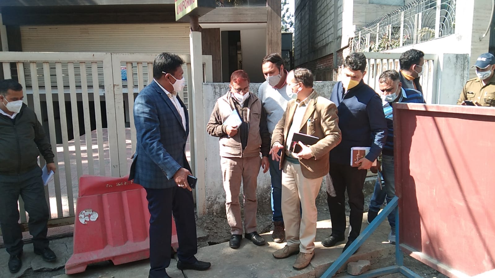 डीएम ने सड़कों के निरीक्षण के दौरान जताई नाराजगी