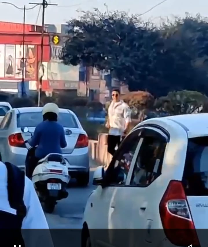 अक्षय कुमार ने यूँ की मजे से सड़क पार
