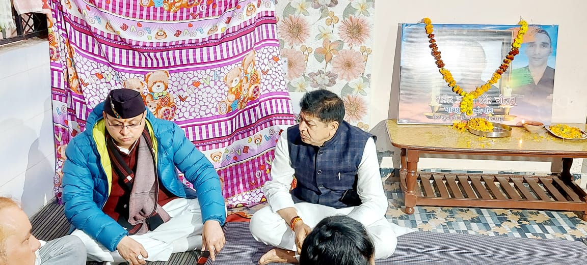 मुख्यमंत्री पुष्कर सिंह धामी ने शहीद जगेंद्र सिंह के आवास पर पहुंचकर दी श्रद्धांजलि