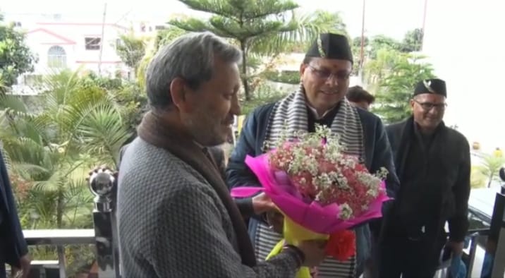 मुख्यमंत्री पुष्कर सिंह धामी पूर्व मुख्यमंत्री तीरथ सिंह रावत से मिलने उनके देहरादून आवास पहुंचे
