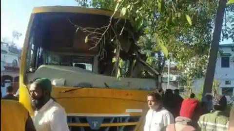 स्कूल बस पेड़ से टकराई, एक छात्रा की मौत