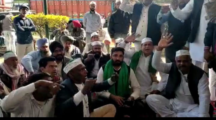 गन्ना सेंटरों से गन्ना उठान न होने पर आक्रोशित हुए किसान