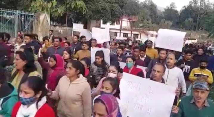 दहेज हत्या मामले में फूटा ग्रामीणों का गुस्सा