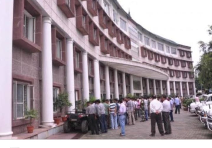ब्रेकिंग-सचिवालय स्थित मुख्यमंत्री कार्यालय में आग से हड़कंप