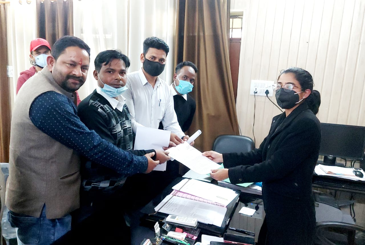युवा कांग्रेस ने अंग्रेजी शराब की दुकान को हटाए जाने को लेकर उपजिलाधिकारी को सौंपा ज्ञापन