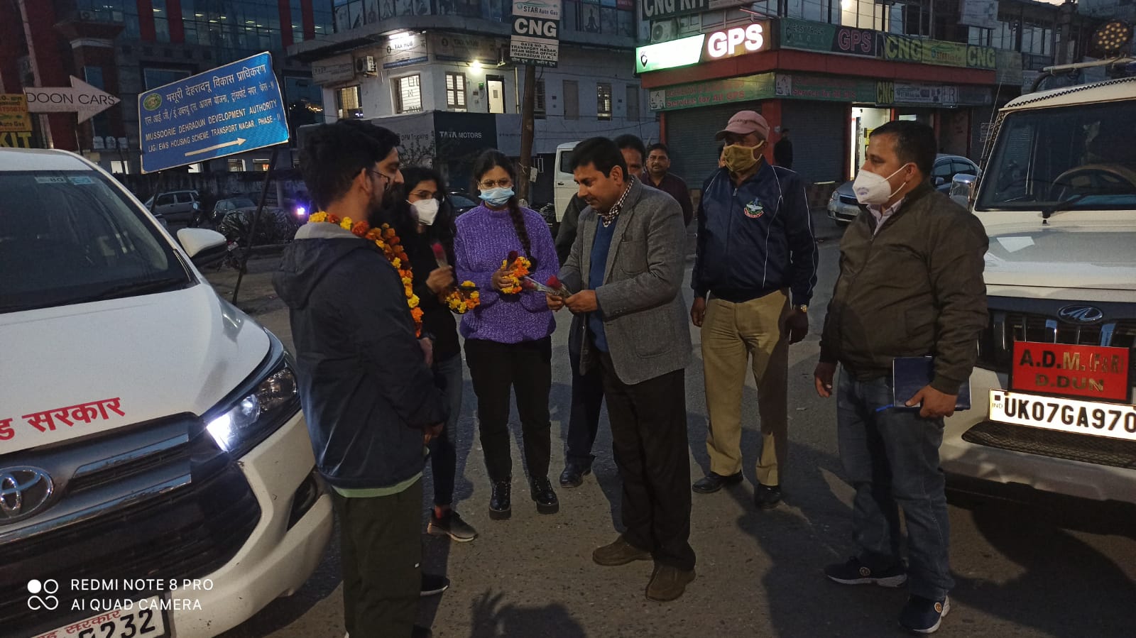 यूक्रेन से लौटे छात्रों का अपर जिलाधिकारी मिश्रा ने देहरादून आईएसबीटी पर किया स्वागत