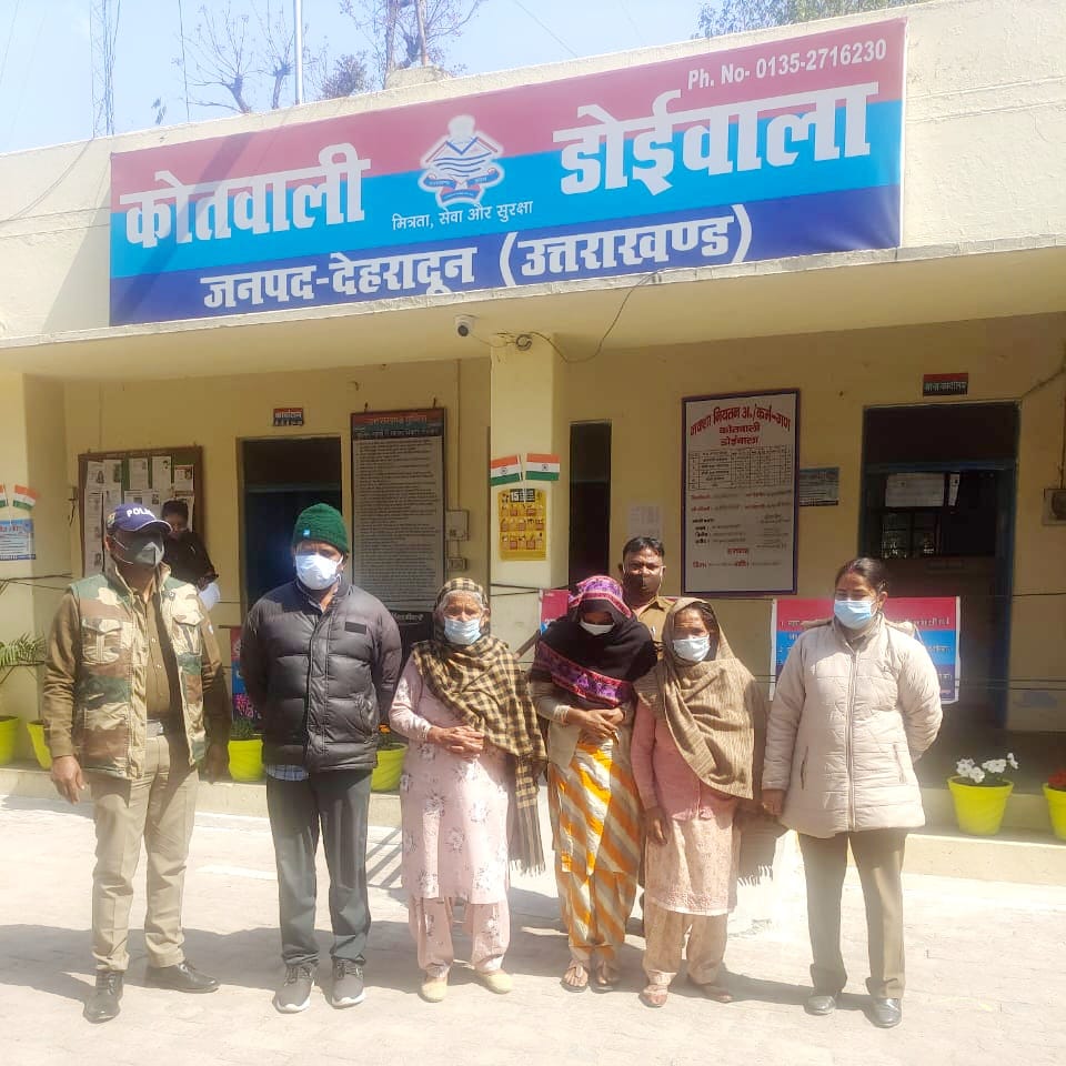 3 बुजुर्ग चोर महिलाओ के साथ एक व्यक्ति को डोईवाला पुलिस ने किया गिरफ़्तार।
