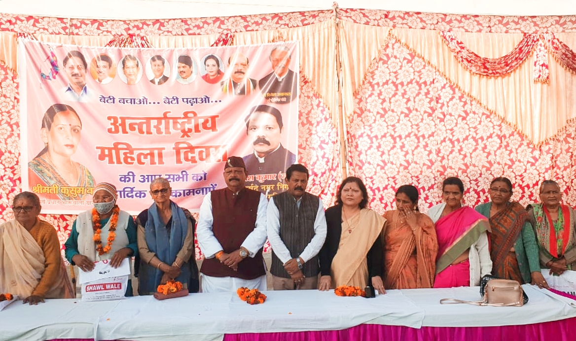 पार्षद एवं पूर्व प्रधान की ओर से महिलाओं का सम्मान