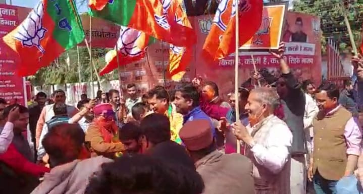 भाजपा कार्यलय में जश्न,ढोल-नगाड़ों के साथ खेली जा रही होली