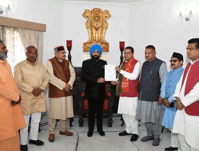 राज्यपाल लेफ्टिनेंट जनरल (सेनि) गुरमीत सिंह से भेंट कर मुख्यमंत्री पद से पुष्कर सिंह धामी ने त्याग पत्र सौंपा