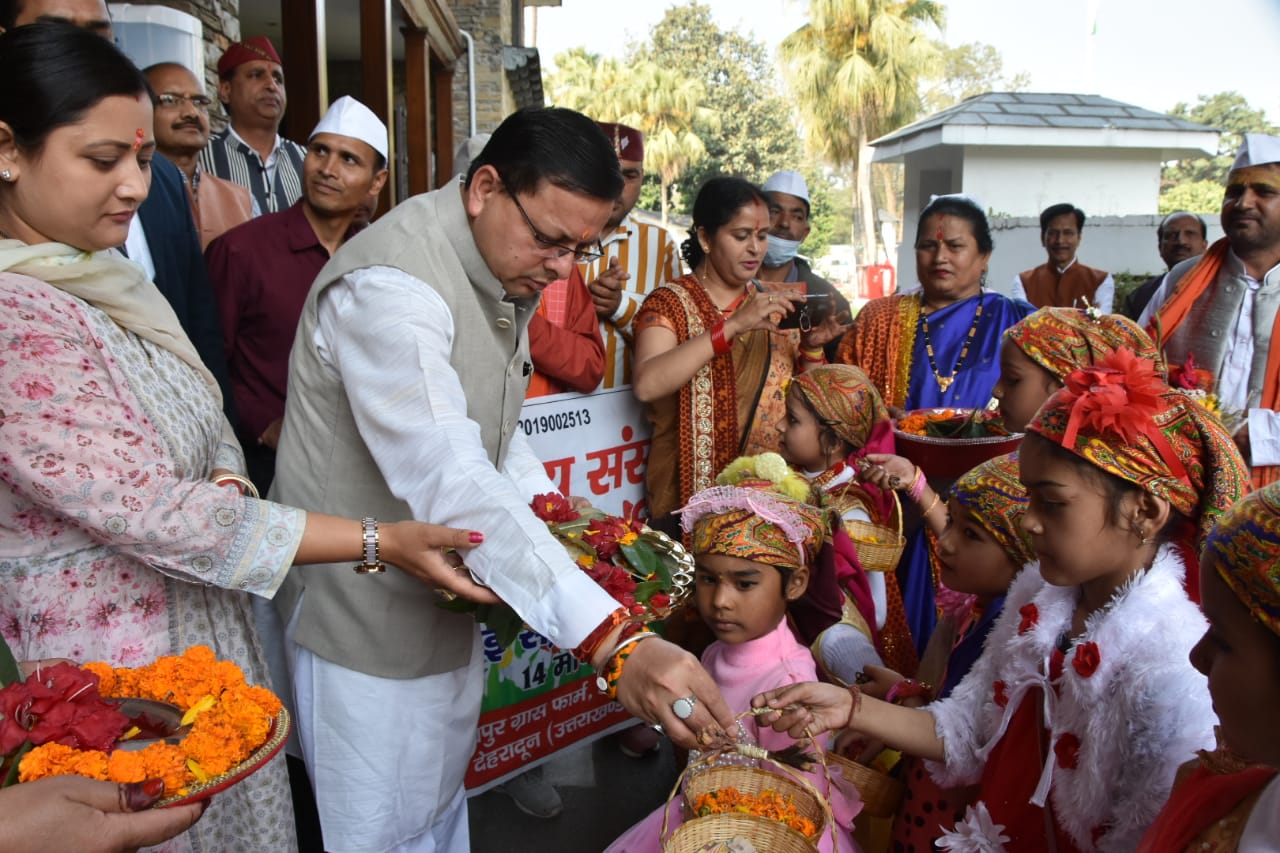 मुख्यमंत्री पुष्कर सिंह धामी ने सोमवार को मुख्यमंत्री आवास में बच्चों के साथ उत्तराखंड का लोकपर्व फूलदेई मनाया