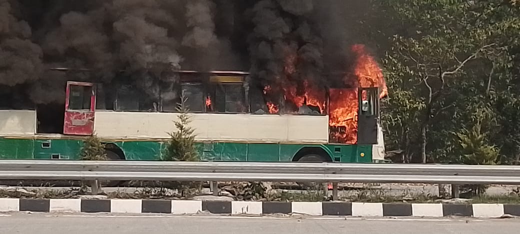 लच्छीवाला टोल प्लाजा के पास चलती बस मे लगी आग