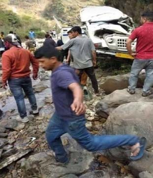 होल्यारों से भरी मैक्स खाई में गिरी, चार की मौत, 10 घायल