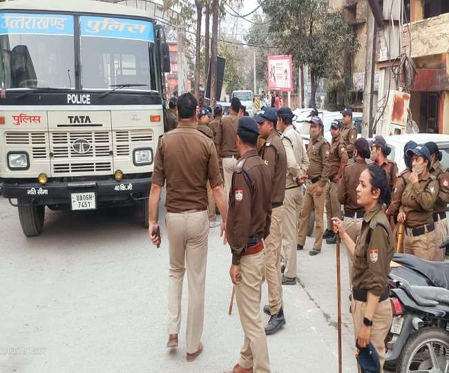 पुलिस पर पथराव, तोड़फोड़ और आगजनी, दो पुलिसकर्मी गंभीर रूप से घायल