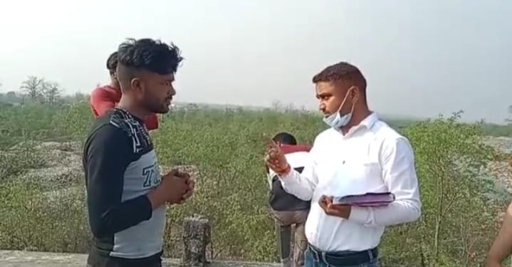सोंग नदी में कूड़ा डालने वाले पिक-अप पर पालिका की कार्रवाई