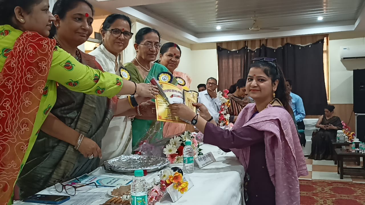 महिला आयोग ने उत्कृष्ट कार्य करने वाली महिलाओं को किया सम्मानित