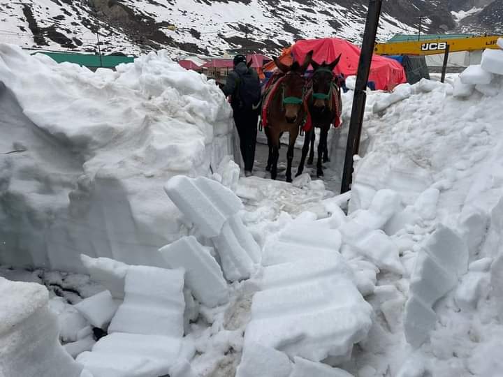केदारनाथ बाबा के धाम के लिए हटाई जा रही बर्फ