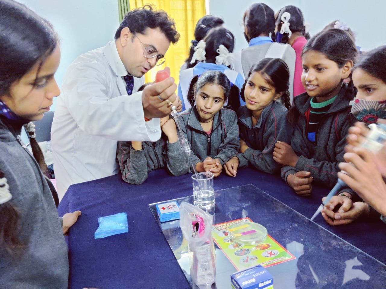 साइंस ऑन व्हील्स कार्यक्रम में स्टूडेंट्स को दी प्रैक्टिकल नॉलेज
