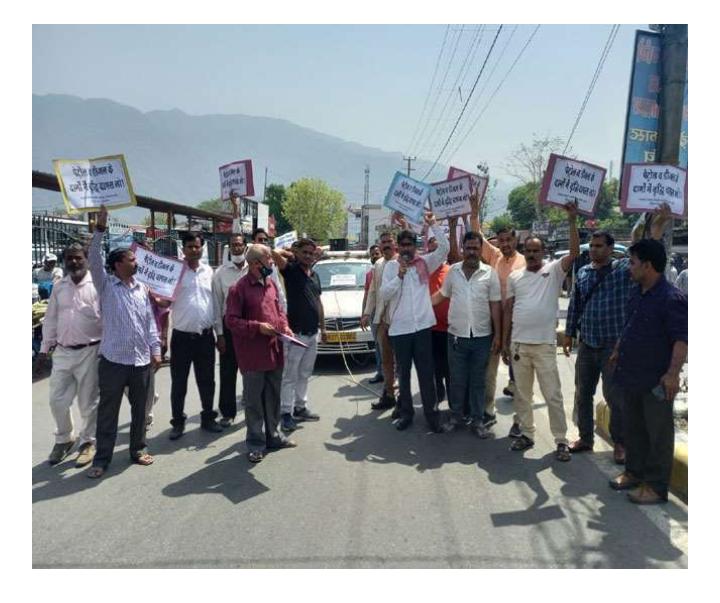 ऋषिकेश में सरकार के खिलाफ अनोखा प्रदर्शन