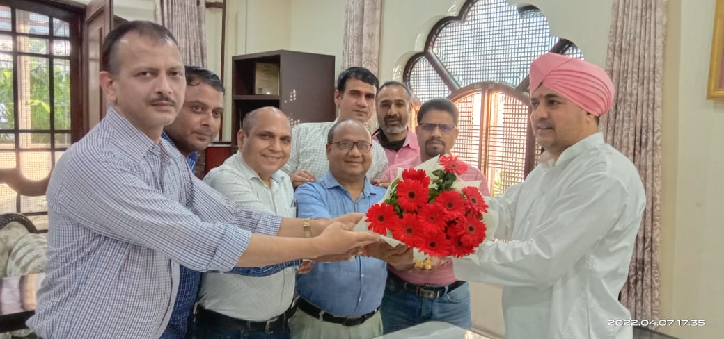 दरबार साहिब के श्रीमहंत देवेंद्र दास से मिला प्रेस क्लब प्रतिनिधिमंडल