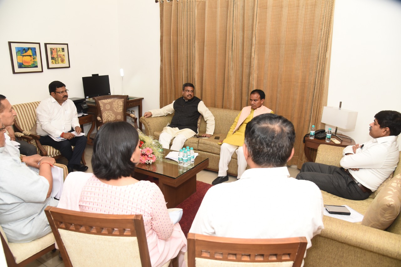 केंद्रीय शिक्षा मंत्री ने दिए राष्ट्रीय शिक्षा नीति 2020 को बढ़-चढ़ कर लागू करने के निर्देश