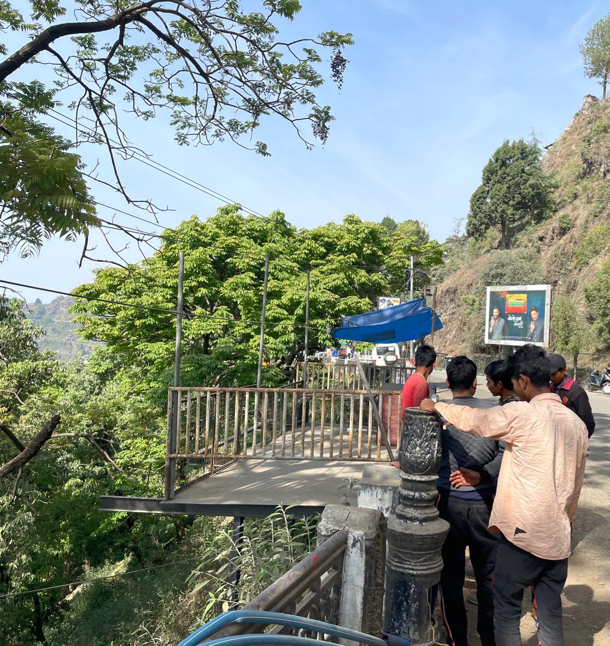 होटल बीचवुड माल रोड मसूरी के निकट किए गए निर्माण को किया ध्वस्त