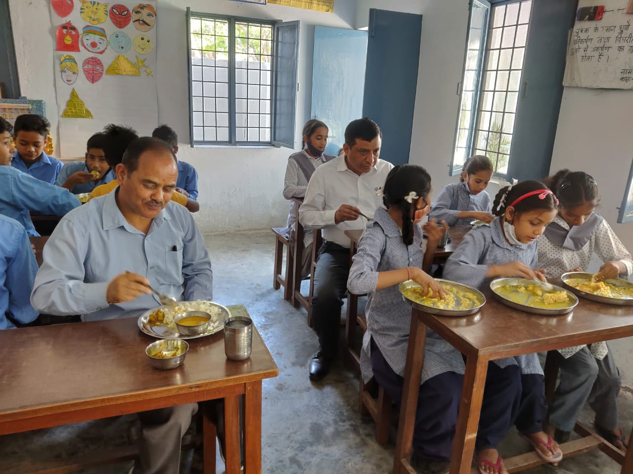 महानिदेशक ने छात्रों के साथ भोजन कर किया पीएम पोषण का अनुश्रवण