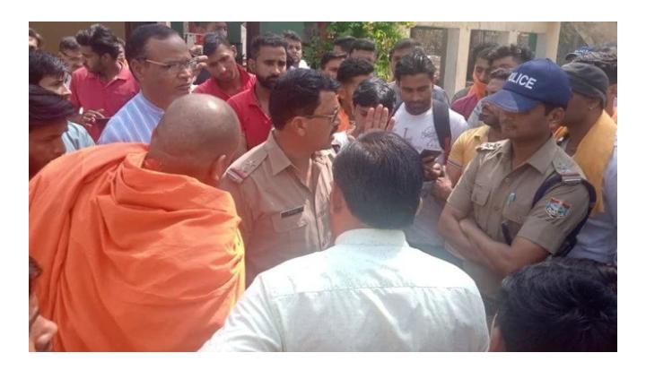 पुलिस फोर्स ने स्वामी भारती को रोका
