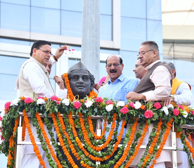 बहुगुणा को दी श्रद्धांजलि