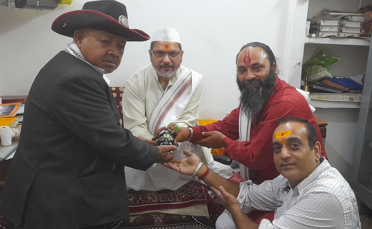 मां गंगा से प्राप्त पत्थरों का सुंदर शिव रूप भक्तों को सौंपा