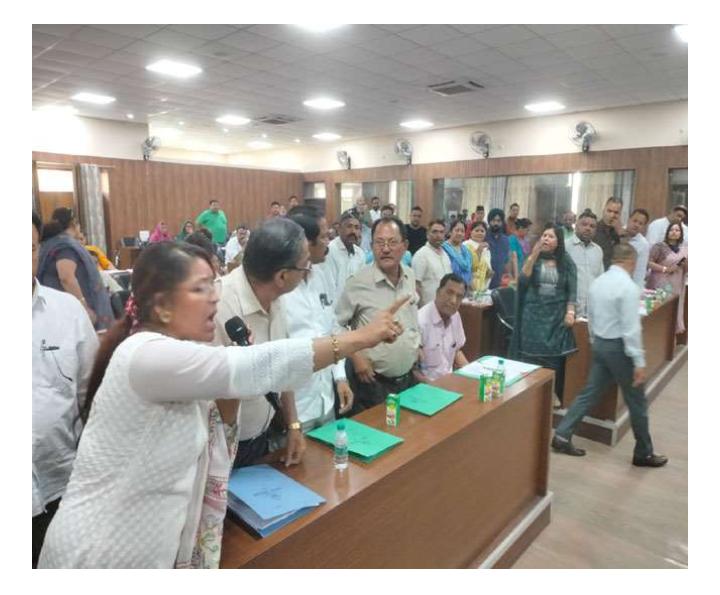 नगर निगम बोर्ड बैठक में जबरदस्त हंगामा