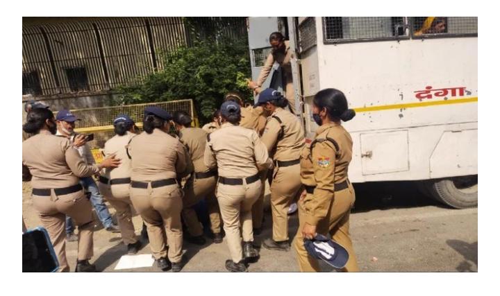 गर्भवती के पेट पर महिला पुलिसकर्मी ने रखा पैर