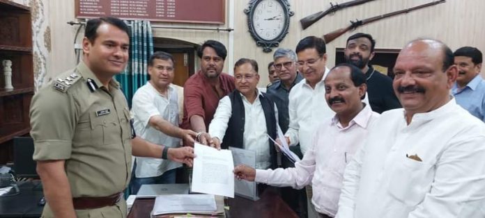 चकराता विधायक ने एसएसपी को सौंपा एफआईआर दर्ज करने का प्रार्थना पत्र