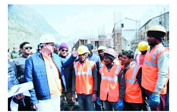 मुख्यमंत्री ने केदारनाथ में निर्माण कार्यों का किया स्थलीय निरीक्षण