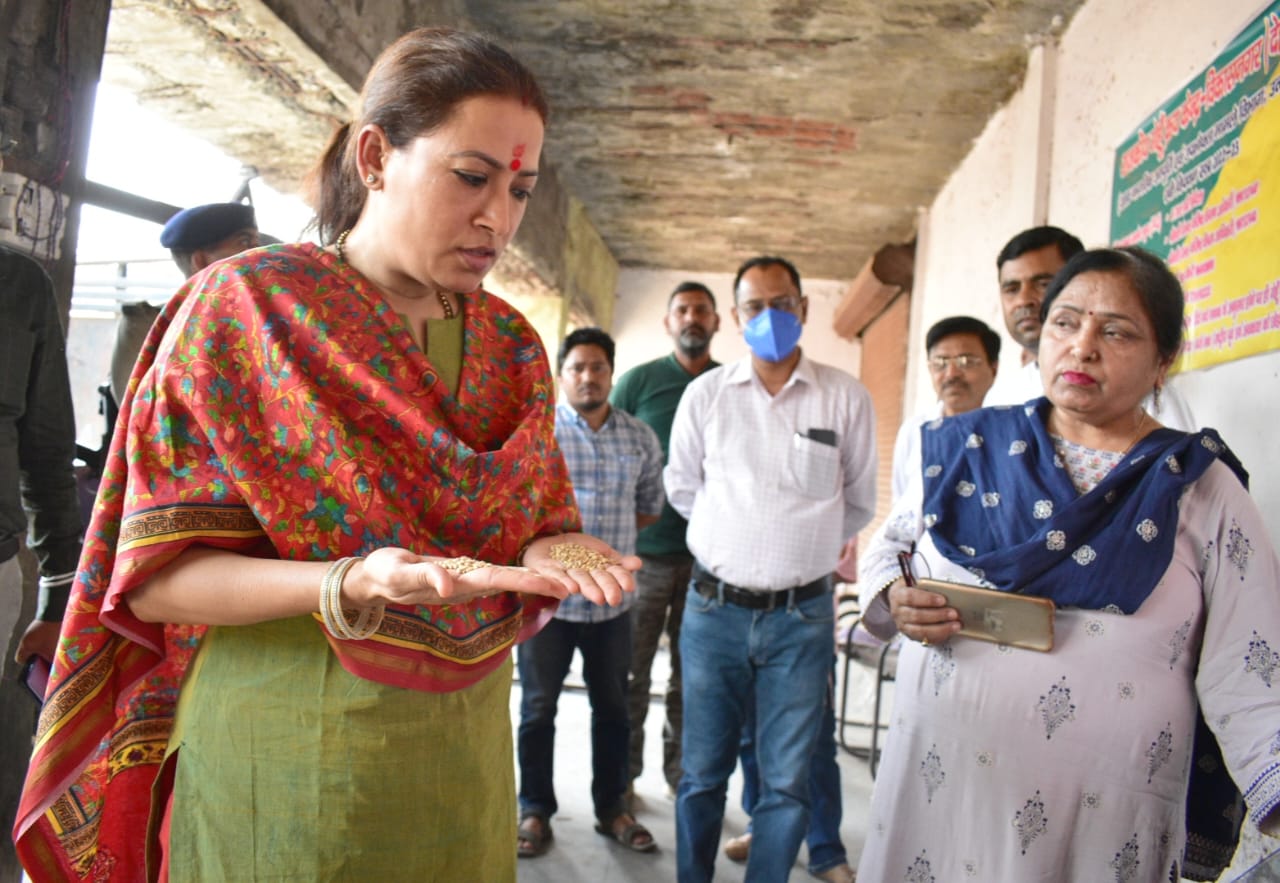 खाद्य मंत्री रेखा आर्या ने राजकीय गेंहू क्रय केंद्र विकासनगर और एसडब्लूसी के गोदाम में मारा छापा