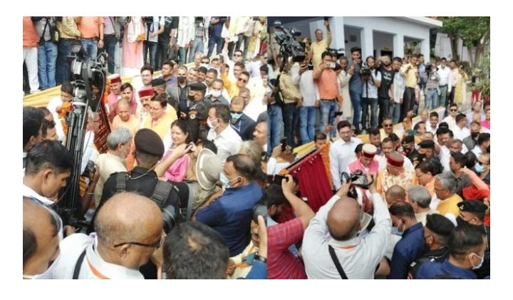 घर आया बेटा- मां सावित्री से मिले सीएम योगी