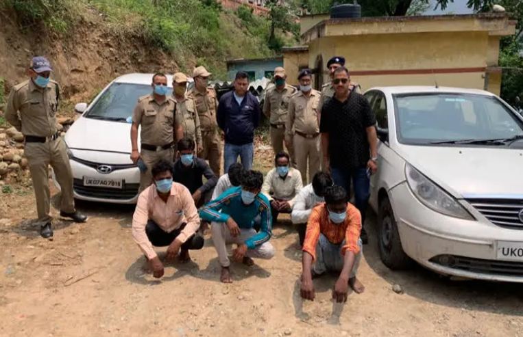 पुलिस के हत्थे चढा हाइवे पर लगे क्रैश बैरियर गायब करने वाला गैंग
